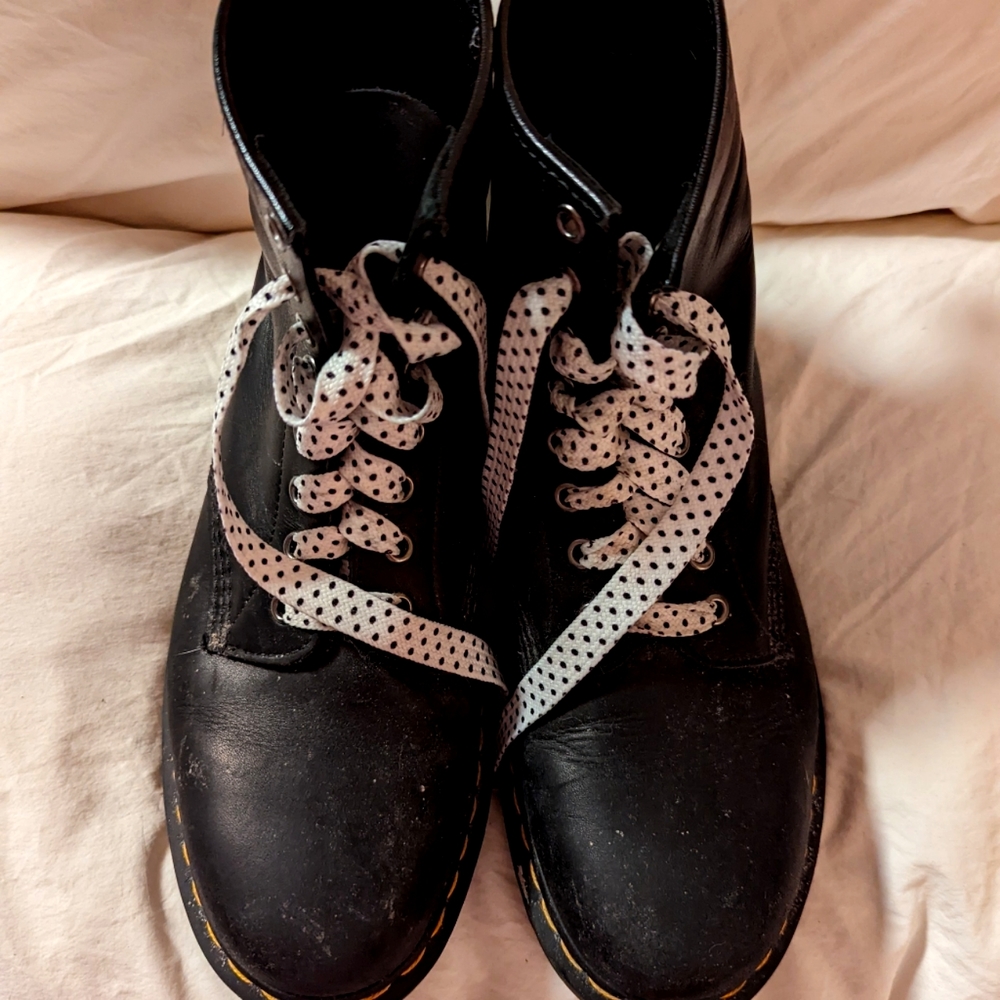 DOC MARTEN BOOTS. Size 10 Women's. Black. Lace up. Good Condition